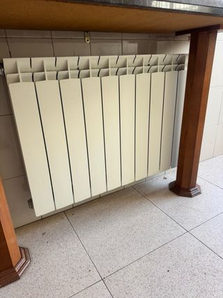 Radiatori metallici bianchi in perfette condizioni