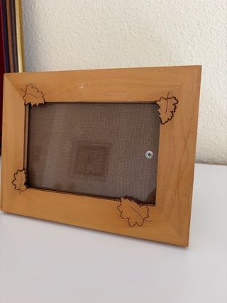 Marco de fotos de madera con hojas