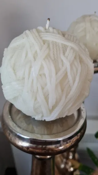 Candelabri dorati e bianchi con candela