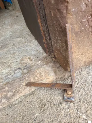 Bisagra de quicio antigua y herrajes