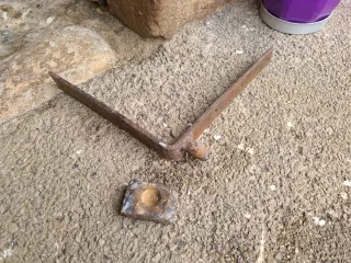 Bisagra de quicio antigua y herrajes