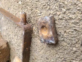 Bisagra de quicio antigua y herrajes