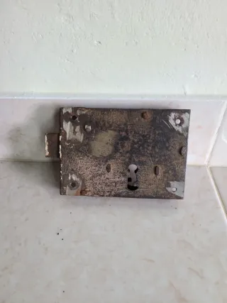 Bisagra de quicio antigua y herrajes