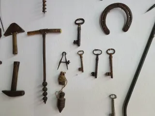 Bisagra de quicio antigua y herrajes