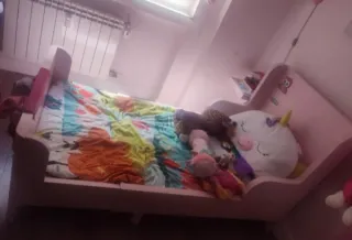 Habitación infantil rosa y blanca