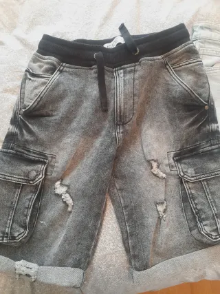 Pantalones cortos vaqueros desgastados