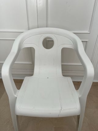 Silla de plástico blanca