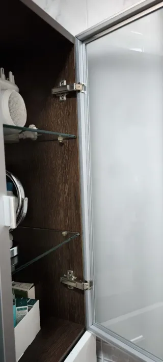 Mueble de baño wengue y blanco