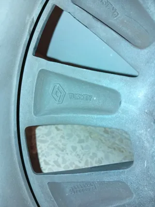 Renault Clio. Llanta original 16", con neumático.