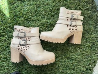 Botines Beige Mujer Hebillas y Perforados