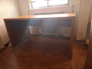 Mesa de despacho amplia de madera. Recoger