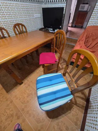 Mesa de pino con 5 sillas