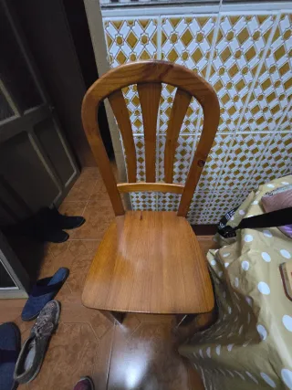 Mesa de pino con 5 sillas