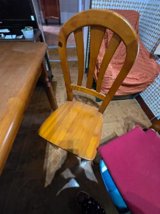 Mesa de pino con 5 sillas