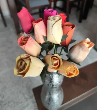 Jarrón plateado con rosas