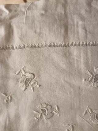 Lenzuola antiche ricamate in cotone