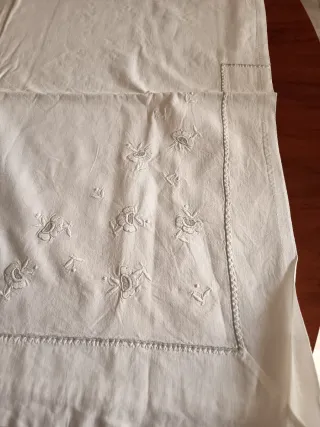 Lenzuola antiche ricamate in cotone