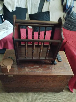 Revistero de madera oscuro