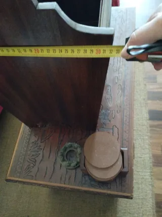 Revistero de madera oscuro