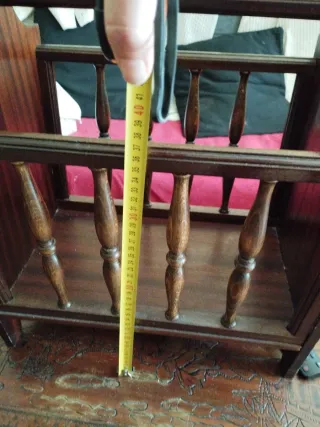 Revistero de madera oscuro