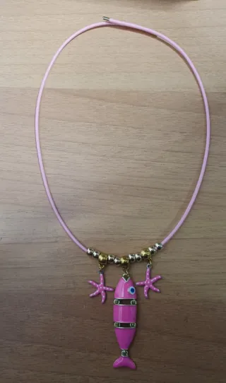 Collana fucsia con pesciolino e stelle marine