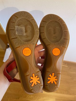 Sandalias cuña cuero ART rojas