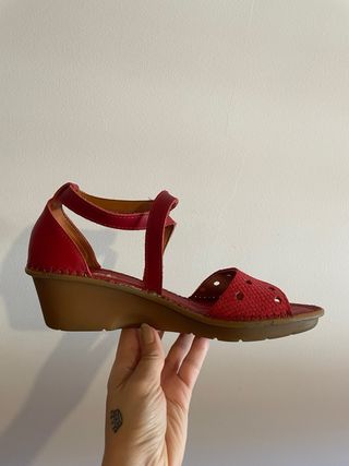 Sandalias cuña cuero ART rojas
