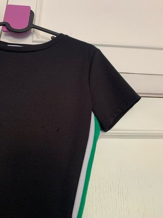 Vestido negro con detalles laterales