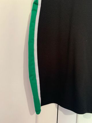 Vestido negro con detalles laterales