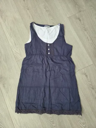 Camiseta azul y blanca