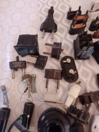 Lote enchufes y piezas antiguas