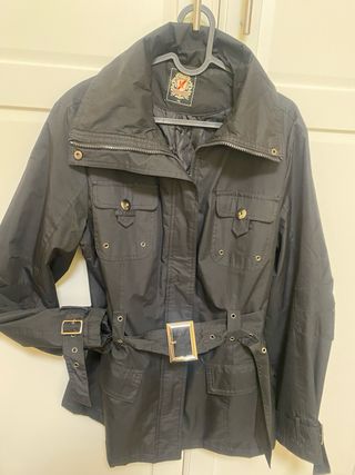 Chaqueta gabardina negra con cinturón