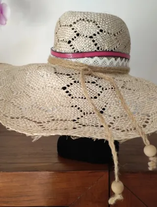 Pamela de paja con corazón rosa