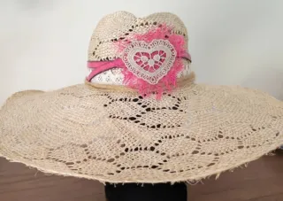 Pamela de paja con corazón rosa