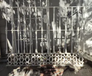 Rejas metálicas blancas decoradas