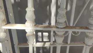 Rejas metálicas blancas decoradas