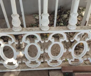 Rejas metálicas blancas decoradas