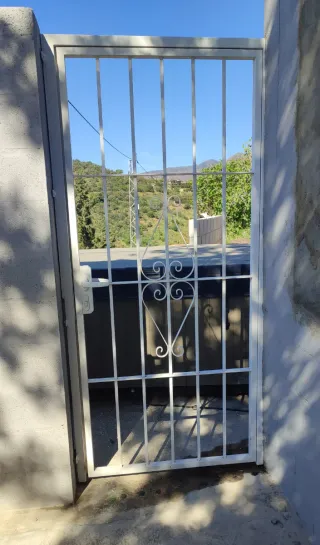 Rejas metálicas blancas decoradas