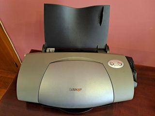 Impresora Lexmark modelo P707 con cables