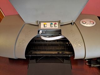 Impresora Lexmark modelo P707 con cables