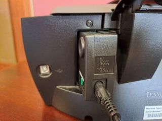 Impresora Lexmark modelo P707 con cables