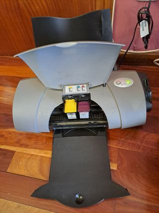 Impresora Lexmark modelo P707 con cables