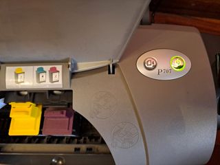 Impresora Lexmark modelo P707 con cables