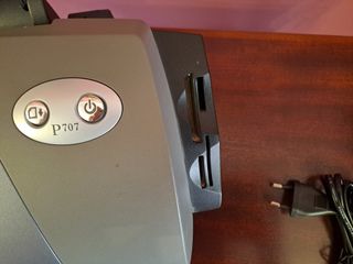 Impresora Lexmark modelo P707 con cables