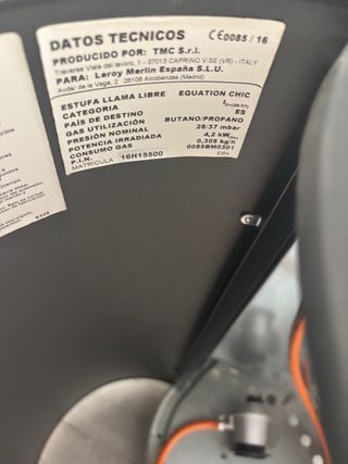 Estufa de gas negra con ruedas