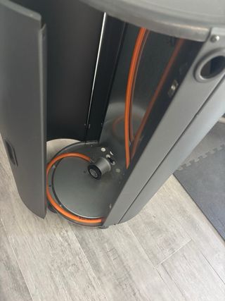 Estufa de gas negra con ruedas