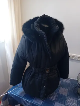 Abrigo negro con capucha y cinturón