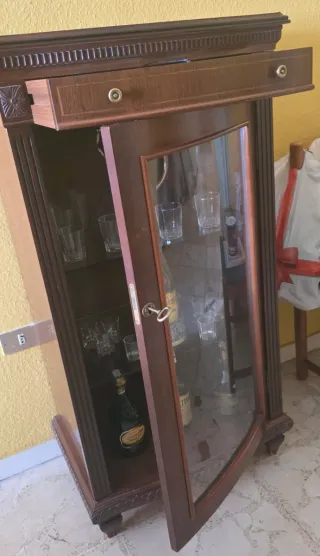 Mueble bar clásico madera y cristal