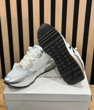 Zapatillas Calvin Klein Blancas y Plateadas