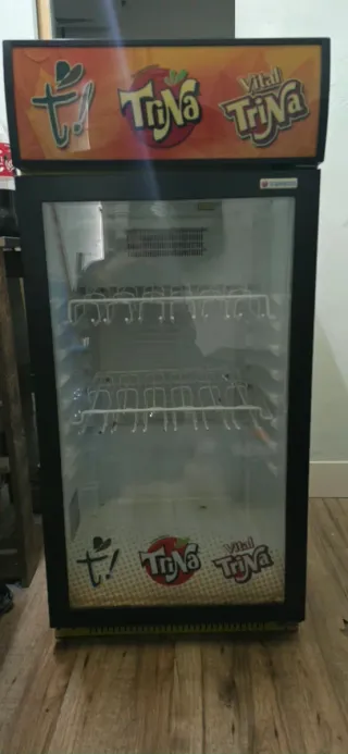 Nevera expositora de bebidas